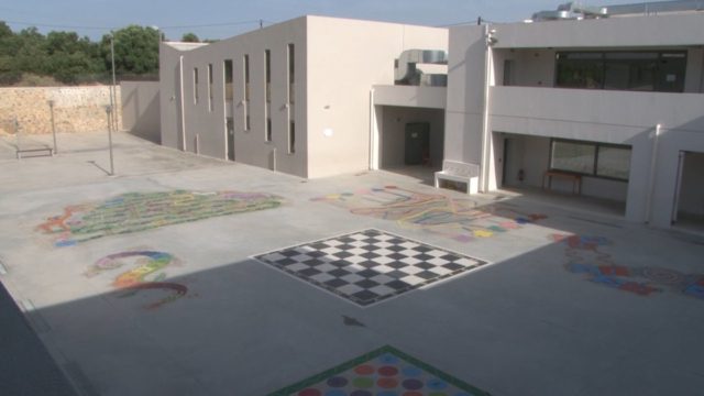 Ρέθυμνο: Έπεσε παράθυρο σε ολοκαίνουργιο σχολείο που κόστισε… 3,5 εκατ. ευρώ! (video)