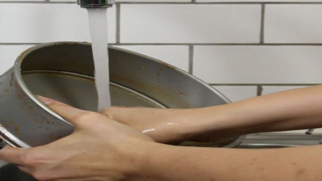 Σκουριά σε μεταλλικά σκεύη; Απομακρύνετέ την με αλουμινόχαρτο και 1 ακόμα υλικό