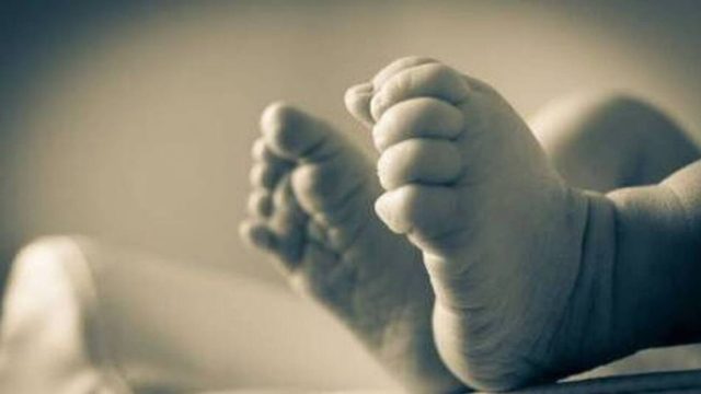 «Είχε κρεμάσει το μωρό μας ανάποδα από το μπαλκόνι!» – Σοκαριστική καταγγελία στην Πάτρα