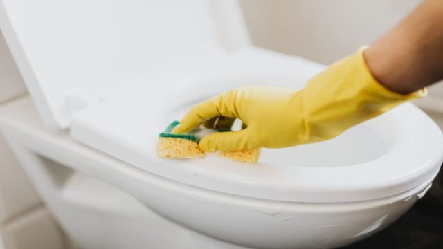 Καθαρίστε τη τουαλέτα σας σε 3 λεπτά με αυτό το κόλπο (video)