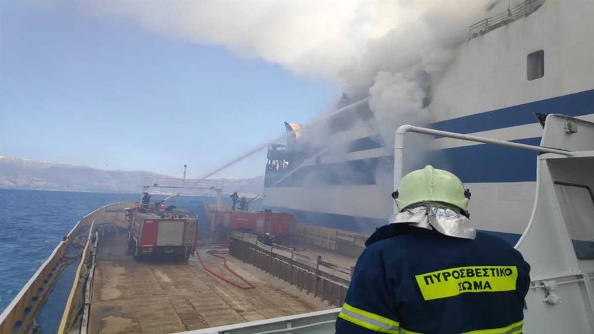 Φωτιά στο Euroferry Olympia – Κέρκυρα: Αίσιο τέλος για τους δύο εγκλωβισμένους στο φλεγόμενο πλοίο – Συνεχίζονται οι έρευνες