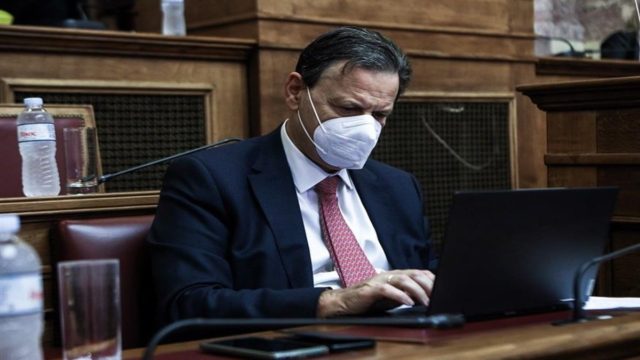 Σκυλακάκης: “Οι φτωχοί δεν έχουν αυτοκίνητο” – Τι απαντά για τη δήλωση που προκάλεσε σάλο (video)