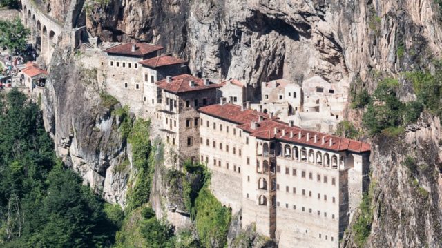 «Κεραυνοί» Υπουργείου Εξωτερικών κατά Τουρκίας για την Παναγία Σουμελά: «Προσβλητικές εικόνες, χόρευαν ντίσκο» (video)