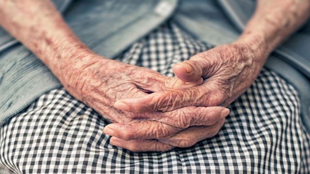 «Να πάρει η τράπεζα τα κλειδιά από το μνήμα» – Ξεσπά ο γιος της ηλικιωμένης που έχασε το σπίτι της και πέθανε