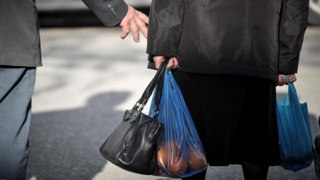 Ίλιον: Πεινασμένη ηλικιωμένη έκλεψε από σούπερ μάρκετ – Την συνέλαβαν και δεν αποσύρουν τη μήνυση (video)