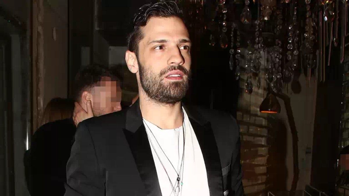 Αγνώριστος! Ο Κωνσταντίνος Αργυρός με μακρύ μαλλί και μούσι