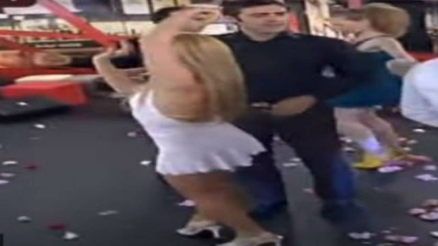 Το απόλυτο θηλυκό των 90s σήμερα “ανάβει φωτιές” με ένα αισθησιακό τσιφτετέλι