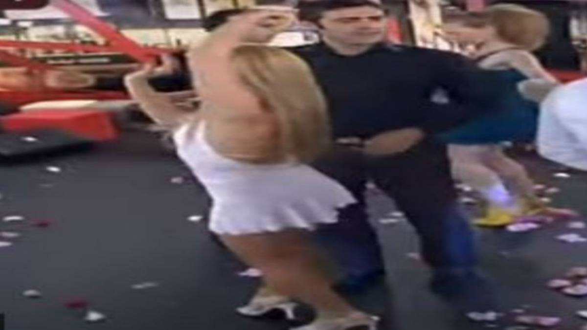 Το απόλυτο θηλυκό των 90s σήμερα “ανάβει φωτιές” με ένα αισθησιακό τσιφτετέλι