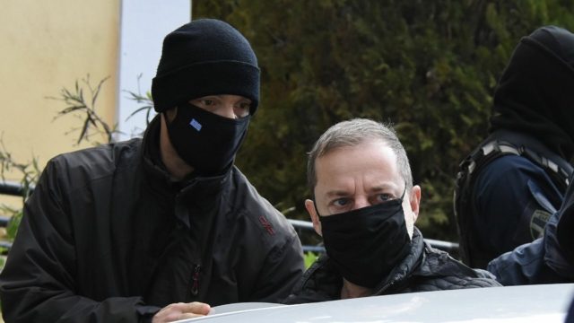 Δημήτρης Λιγνάδης: Κάθεται στο εδώλιο για τέσσερις βιασμούς – Στον “αέρα” η παρουσία του στο δικαστήριο (video)