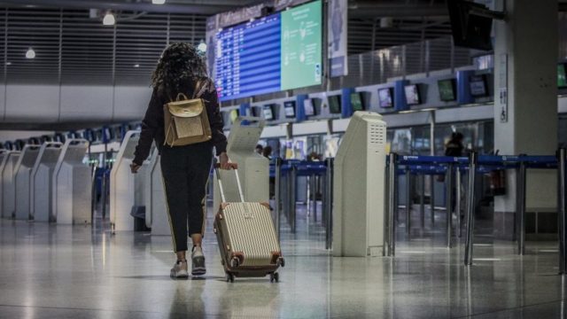 Κορωνοϊός: Χωρίς υποχρεωτικό τεστ η είσοδος στην Ελλάδα εμβολιασμένων ταξιδιωτών από ΕΕ κι άλλες 33 χώρες