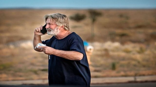 Συγκλονιστικό βίντεο αποκαλύπτει πως σκότωσε ο Άλεκ Μπάντουιν την Χαλίνα Χάτσινς στα γυρίσματα του Rust