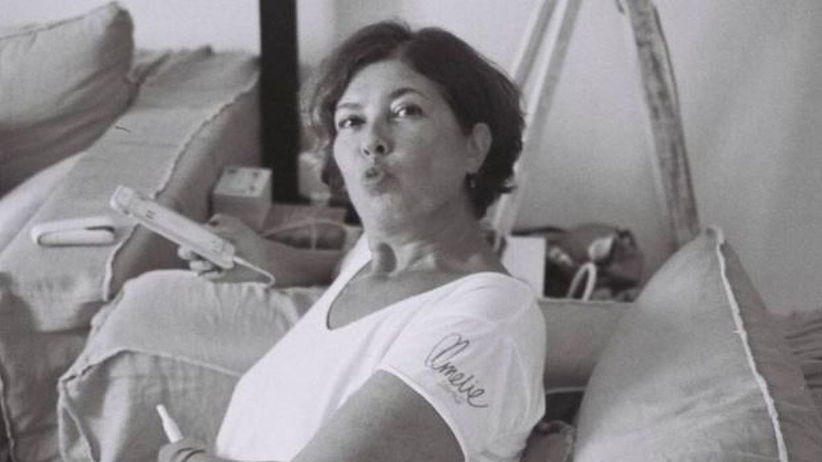 Τεράστια τζάκι και cozy καναπέδες: Φωτογραφίες από το εντυπωσιακό σπίτι της Σοφίας Αλιμπέρτη στην Πάρο