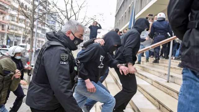 Δολοφονία Άλκη στη Θεσσαλονίκη: Ποιος είναι ο 25χρονος «Αθηναίος» που παραδόθηκε – Που κρυβόταν και ποιος ο ρόλος του (video)