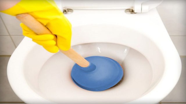 Ξεβουλώστε τη λεκάνη του μπάνιου με 2 σπιτικά υλικά