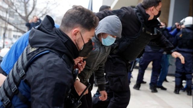 Δολοφονία Άλκη στη Θεσσαλονίκη – «Καρφώνει» τον 21χρονο ο 23χρονος: «Έκανα μαλ@@ία – Ξέχασα εκεί το δρεπάνι» (video)
