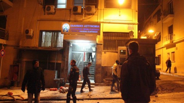 Επίθεση με μολότοφ στο αστυνομικό τμήμα Εξαρχείων