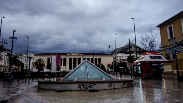 Η φωτογραφία της ημέρας: Γοητευτικό και… στο σκοτάδι το κέντρο της Αθήνας