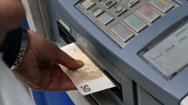 Νέο κόλπο: Έτσι κλέβουν τα PIN από τις κάρτες σας στα ATM – Βίντεο ντοκουμέντο