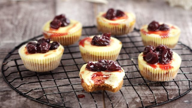 Γλυκιά αμαρτία: Ατομικά cheescake μέσα σε 5 λεπτά