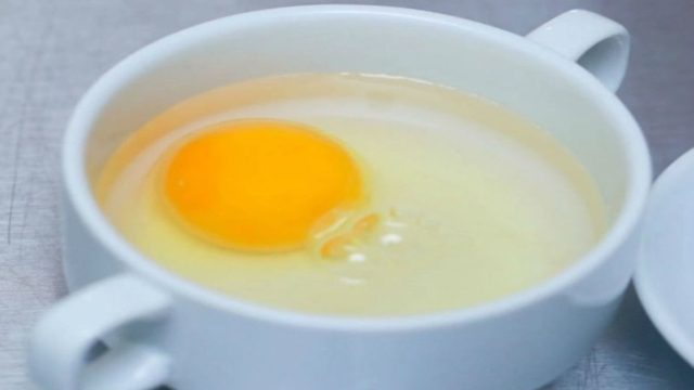 Αυτός είναι ο λόγος που δεν πρέπει να βάζετε ποτέ αυγά στο φούρνο μικροκυμάτων