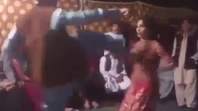 45χρονος “εκτοξεύει” με κλωτσιά γυναίκα επειδή χόρευε τσιφτετέλι προκλητικά! Το εξοργιστικό βίντεο