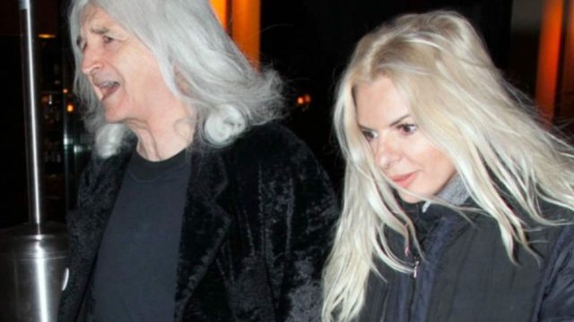 Αννίτα Πάνια – Νίκος Καρβέλας: Ποιο είναι το τρίτο πρόσωπο που μπήκε ανάμεσά τους και διέλυσε το γάμο τους;