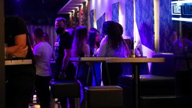Άλλαξαν όλα: Γιατί οι Έλληνες επιλέγουν πλέον την κατ’ οίκον διασκέδαση;