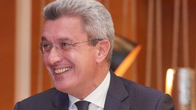 Από μικρός στα βάσανα: Δείτε τον αγνώριστο Νίκο Χατζηνικολάου σε πολύ νεαρή ηλικία μαζί με πρώην πρωθυπουργό