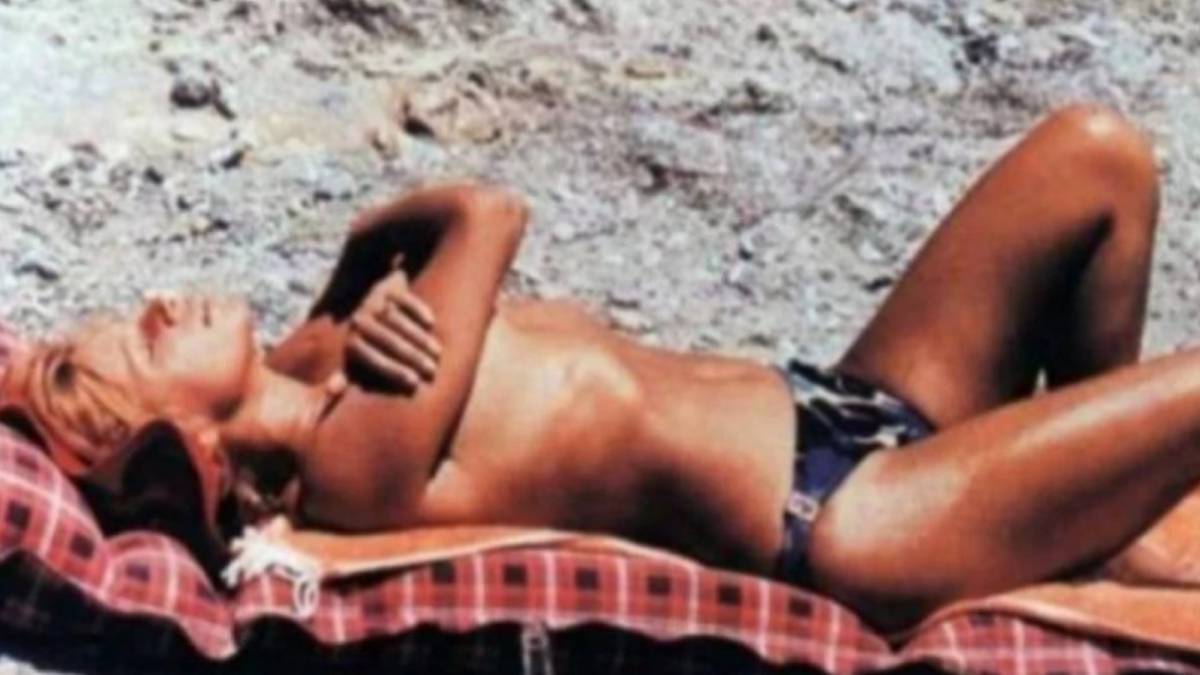 Tα άγνωστα ΑΚΑΤΑΛΛΗΛΑ γυμνά της Αλίκης Βουγιουκλάκη – Το topless στην παραλία που ΣΟΚΑΡΕΙ (ΦΩΤΟ)