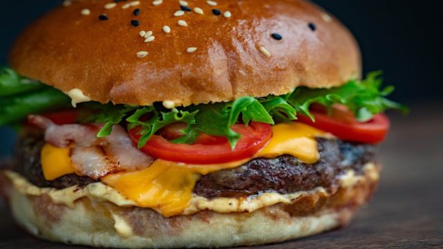 Θα σας τρέχουν τα σάλια: Το σπιτικό burger που βγήκε από τον παράδεισο