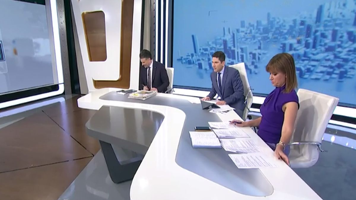 Η αμήχανη στιγμή που ο παρουσιαστής της ΕΡΤ πέφτει από τη καρέκλα (video)