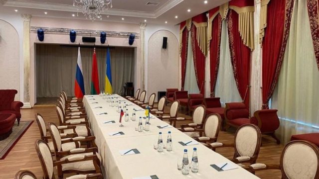 Συνάντηση Ρωσίας – Ουκρανίας: Εφθασαν με ελικόπτερο οι Ουκρανοί στα σύνορα με τη Λευκορωσία – Ξεκινούν οι συνομιλίες