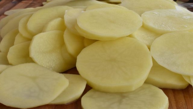 Το δοκιμασμένο κόλπο για να μην μαυρίσουν οι κομμένες πατάτες