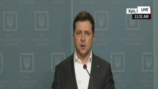 Εισβολή στην Ουκρανία: Νέο δραματικό διάγγελμα Ζελένσκι – «Να πάρουν τα όπλα οι πολίτες κατά της Ρωσίας» (Video)