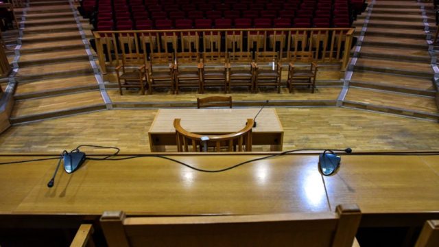 Δίκη ανήλικων δολοφόνων στην Αγία Βαρβάρα: Διακόπηκε η διαδικασία – Τι συνέβη με τη 16χρονη κόρη του θύματος (video)