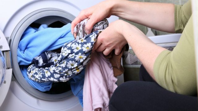 Μυρίζουν άσχημα τα ρούχα σας όταν τα βγάζετε από το πλυντήριο; Δε φαντάζεστε το λόγο!
