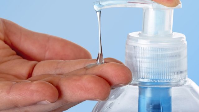Έχεις λεμόνια στο σπίτι; Ο έξυπνος και οικονομικός τρόπος για να φτιάξεις το πιο δραστικό αντισηπτικό