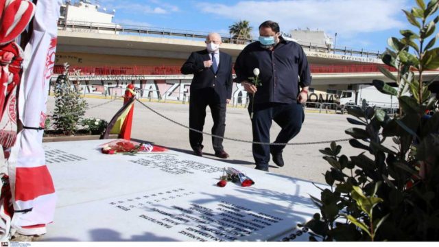 Με λευκό τριαντάφυλλο στο μνημείο των θυμάτων της Θύρας 7 ο Βαγγέλης Μαρινάκης