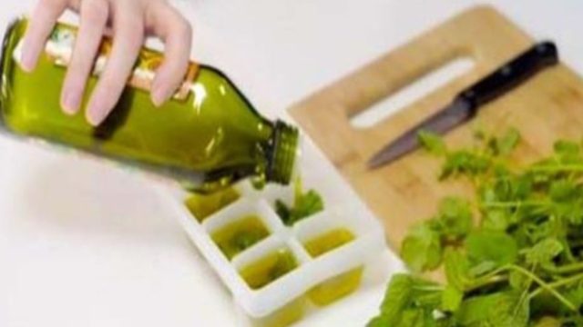 Ρίχνει ελαιόλαδο σε ένα δοχείο με παγάκια! Ο λόγος; Πραγματικά πανέξυπνος!