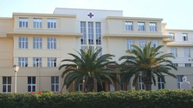 Συναγερμός στον Ερυθρό Σταυρό: Γυναίκα απειλεί να πέσει από την ταράτσα!
