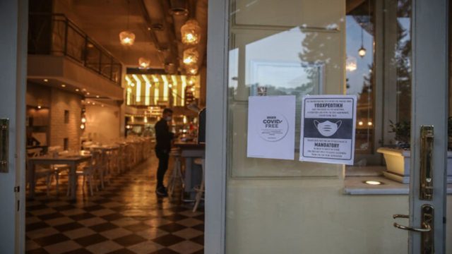 Άρση μέτρων: Ανατροπή από τους ειδικούς – Χωρίς όριο οι καθήμενοι στην εστίαση
