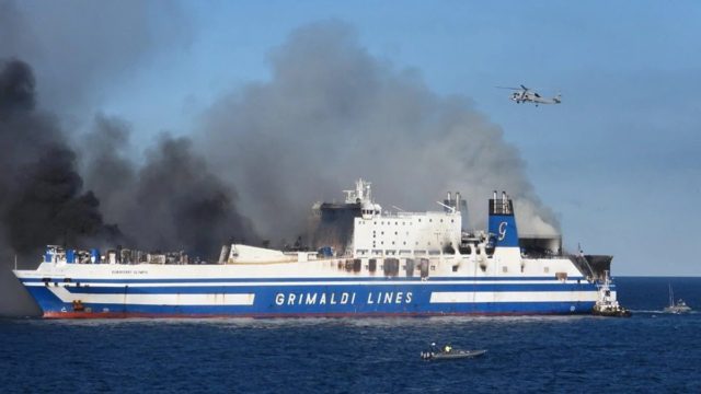 Euroferry Olympia: Τεράστια «μάχη» της ΕΜΑΚ για τους 12 αγνοούμενους – Καρέ καρέ ο εφιάλτης στο φλεγόμενο πλοίο