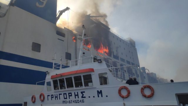 Η φωτογραφία της ημέρας: Στο φλεγόμενο πλοίο…