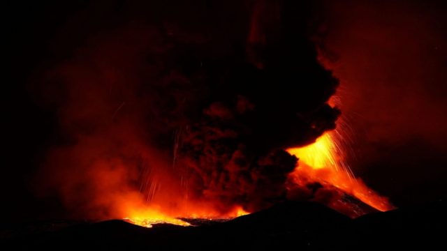 Συγκλονιστικό βίντεο με τον κόκκινο Ιταλικό ουρανό – «Ξύπνησε» και πάλι η Αίτνα