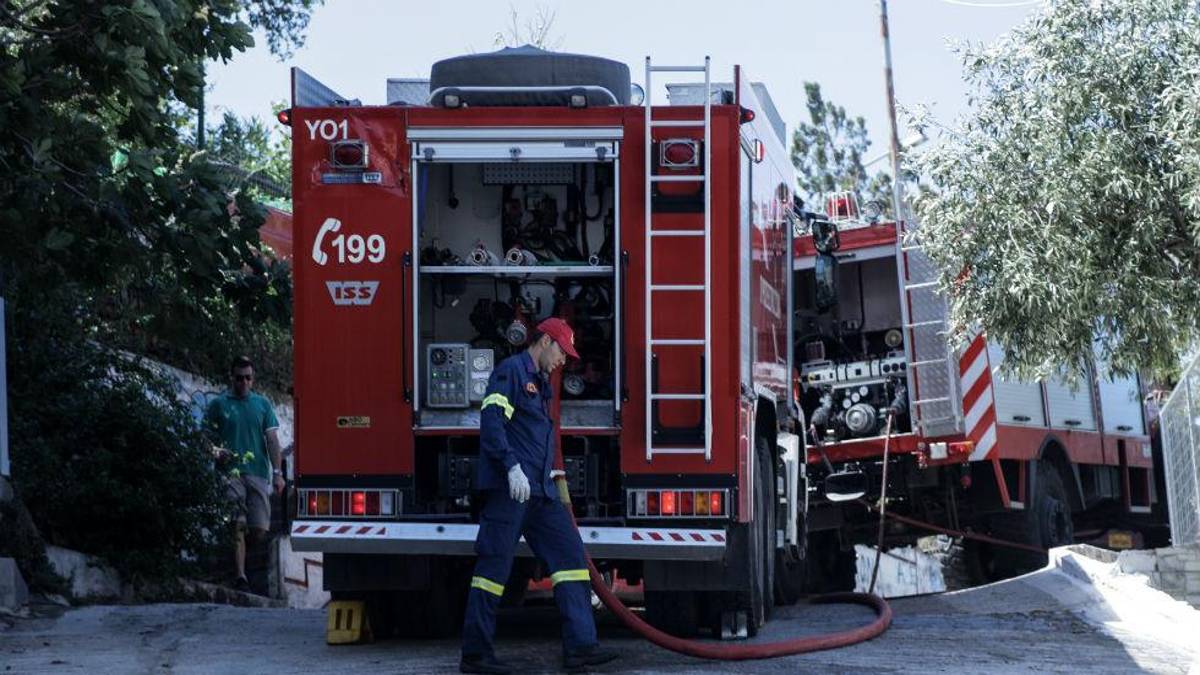 Συναγερμός στο Κορωπί: Μεγάλη φωτιά σε αποθήκη με ζωοτροφές