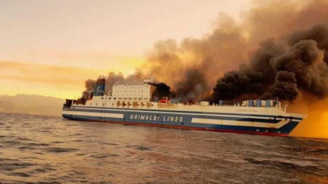 Θρίλερ με τη φωτιά στο πλοίο ανοιχτά της Κέρκυρας: Πληροφορίες για 11 αγνοούμενους – Πελώρια επιχείρηση στο σημείο (Video)