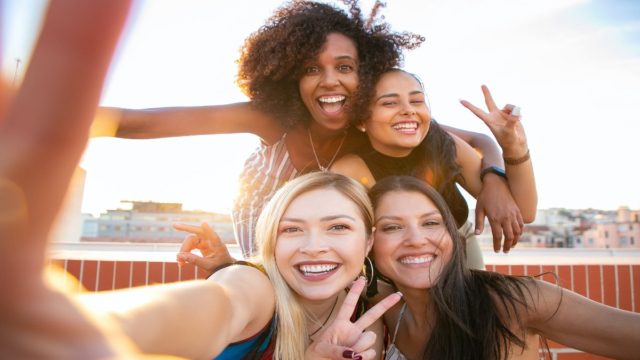6 + 1 ιδέες για instagram φωτογραφίες με την κολλητή σου