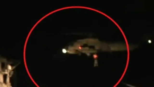 Καρέ-καρέ η διάσωση των δύο εγκλωβισμένων από το φλεγόμενο πλοίο (video)