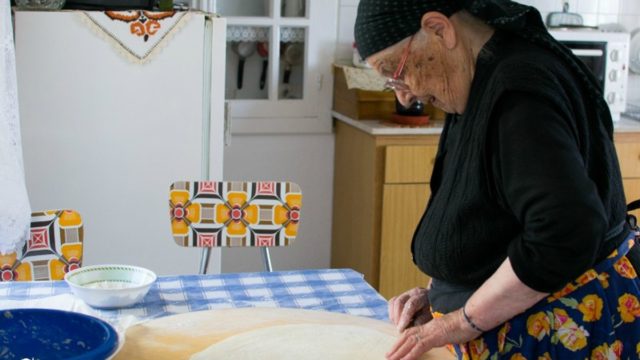 Τρελό γέλιο! Ελληνίδα γιαγιά δείχνει εναλλακτικές ασκήσεις γυμναστικής με τον πλάστη (video)