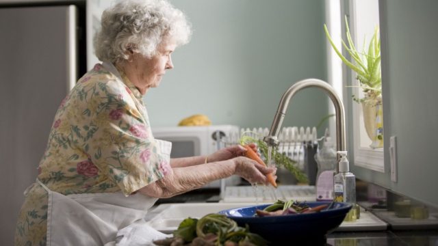 8 μυστικά των γιαγιάδων για τον καθαρισμό των δύσκολων λεκέδων, που οι νέες νοικοκυρές δεν γνωρίζουν